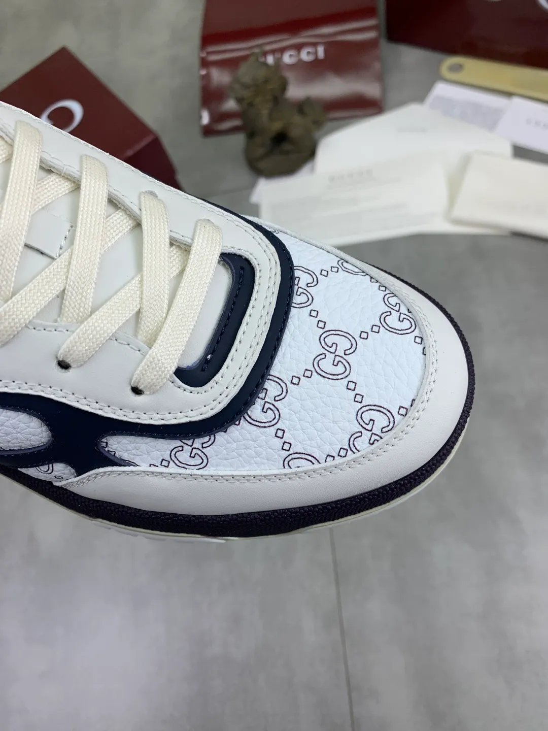Men's men's shoes 💰P542 new Gucci Gucci couple 🧑‍🤝‍🧑 autumn and winter low-end catwalk casual sneakers, top version! Oil edge craftsmanship. New model for early spring, creating a perfect style, cool and sassy, ​​c-position fashionable wear, classic shoe style with retro and futuristic feel, showing exquisite texture! Open mold to customize high-density outsole. Comes fully packaged. Size: 35-45 Fabric: Imported calfskin punching Lining: Imported original towel lining